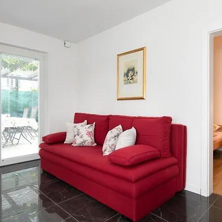 Im Erdgeschoss Mit Ueberdachter Terrasse Apartment *