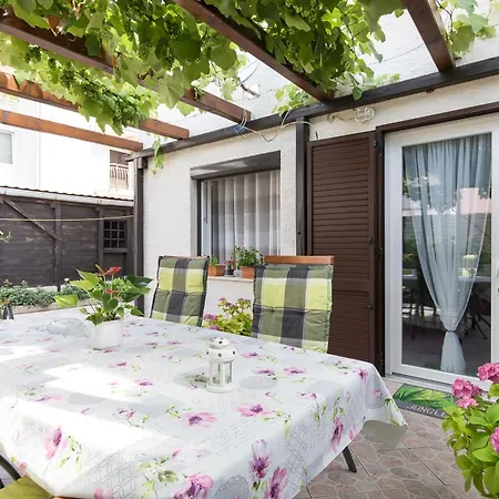 Im Erdgeschoss Mit Ueberdachter Terrasse Baska (Krk)