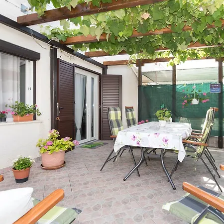 Im Erdgeschoss Mit Ueberdachter Terrasse Apartment