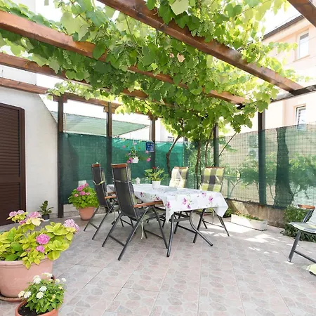 Apartment Im Erdgeschoss Mit Ueberdachter Terrasse *