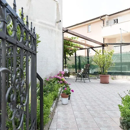 Apartment Im Erdgeschoss Mit Ueberdachter Terrasse *